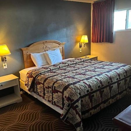 Love Hotels Western Holiday By Oyo At Harlan Lake Ne Alma Екстериор снимка