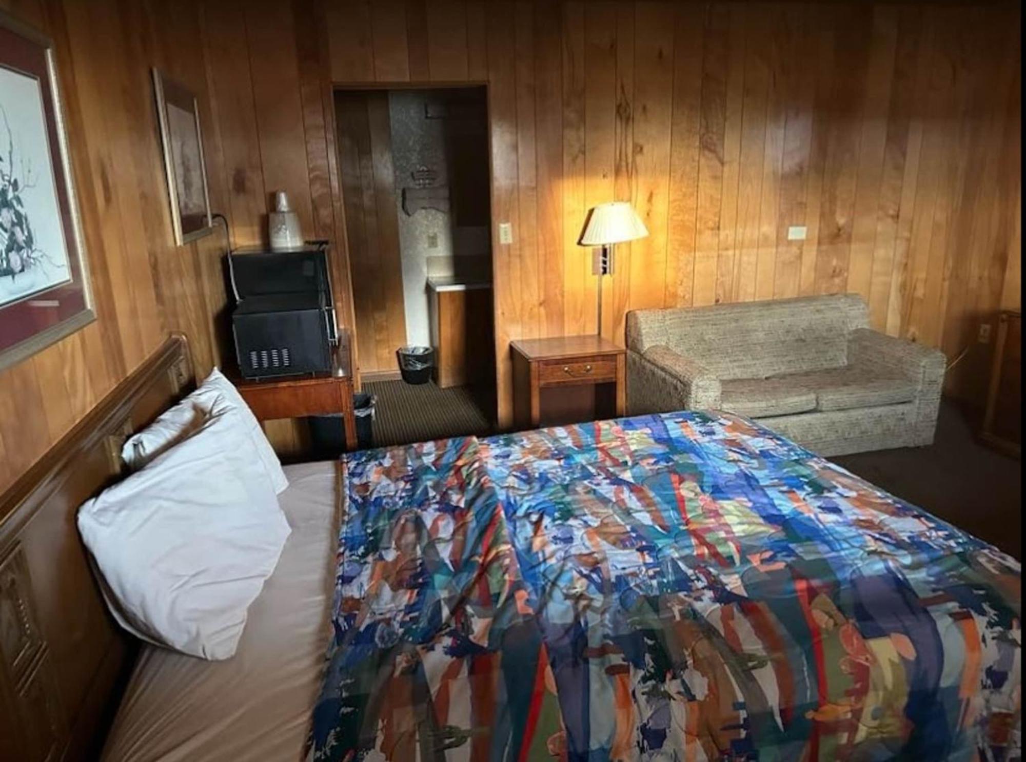 Love Hotels Western Holiday By Oyo At Harlan Lake Ne Alma Екстериор снимка