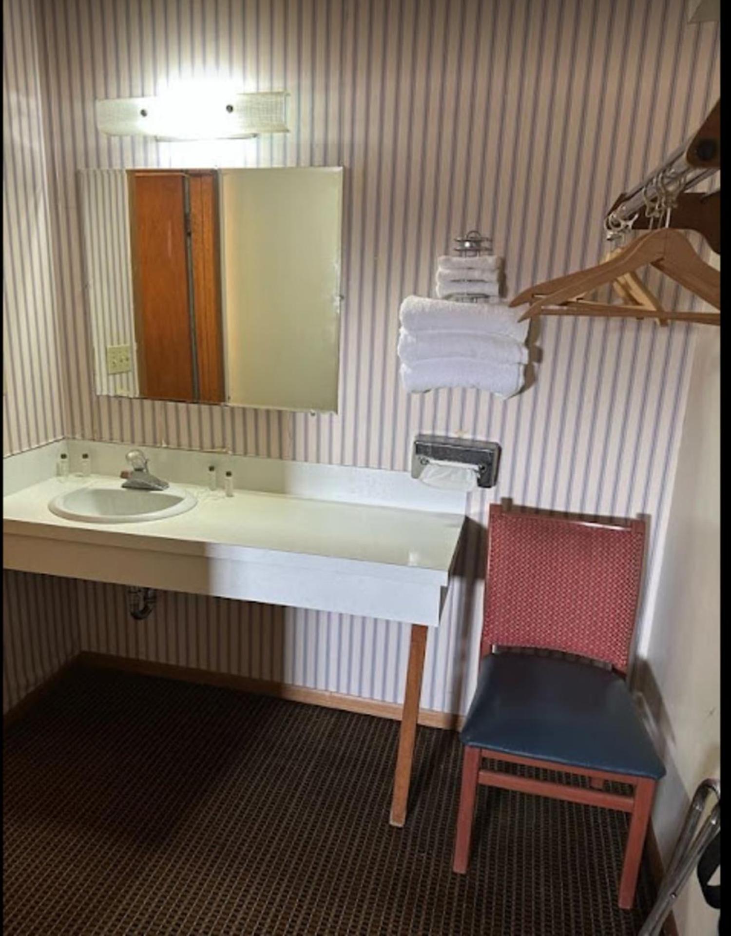 Love Hotels Western Holiday By Oyo At Harlan Lake Ne Alma Екстериор снимка