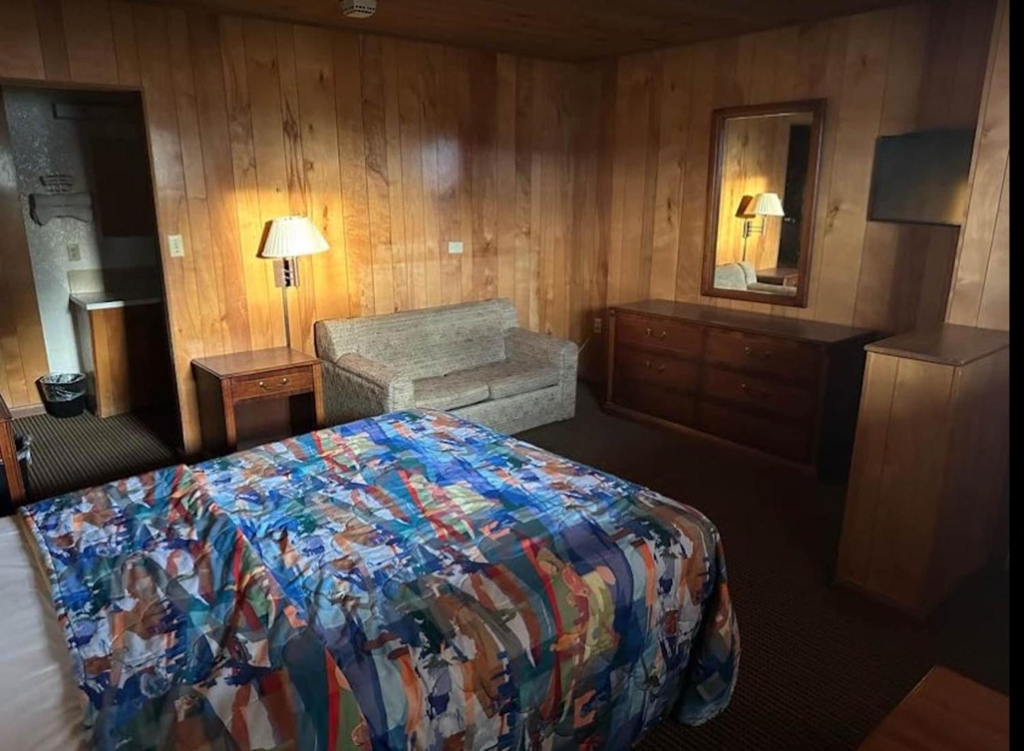 Love Hotels Western Holiday By Oyo At Harlan Lake Ne Alma Екстериор снимка