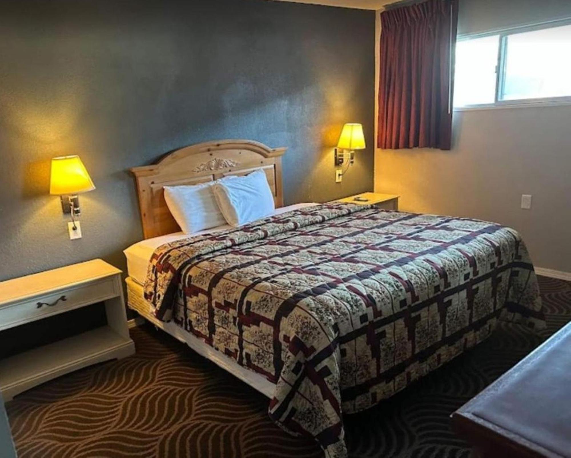 Love Hotels Western Holiday By Oyo At Harlan Lake Ne Alma Екстериор снимка